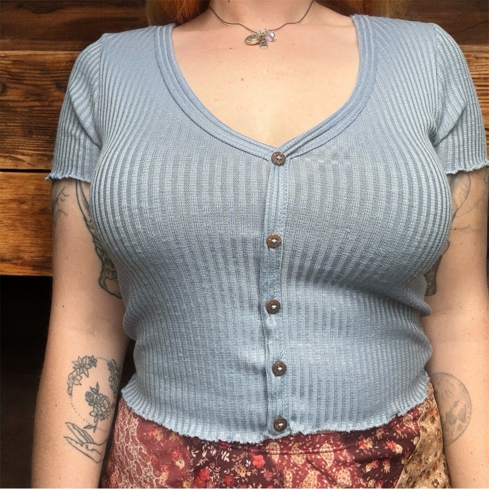 Streetwear Society Blue Ribbed Short Sleeve Cotton V Neck False Button Crop Top - Picture 2 of 10